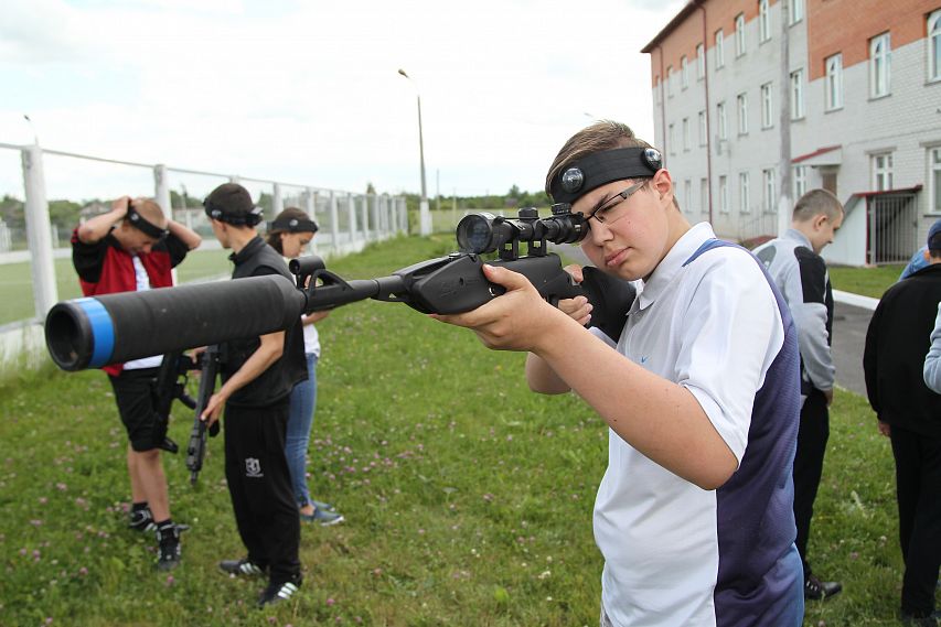 ﻿Воспитанники новоандросовского центра «Перспектива» познакомились с военно-патриотической игрой лазертаг