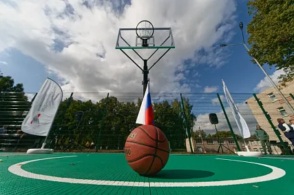 В Железногорске открыли современную баскетбольную площадку