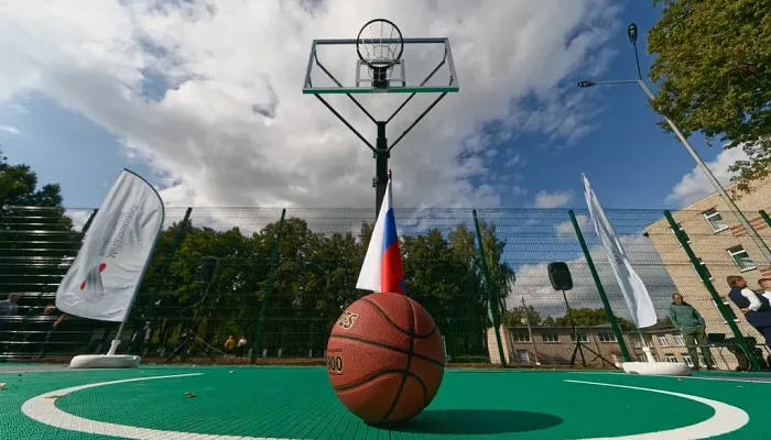 В Железногорске открыли современную баскетбольную площадку