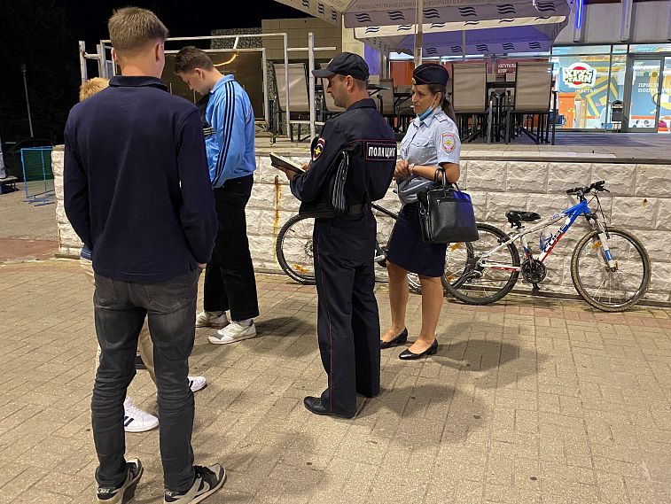 Железногорские полицейские искали гуляющих по ночам подростков