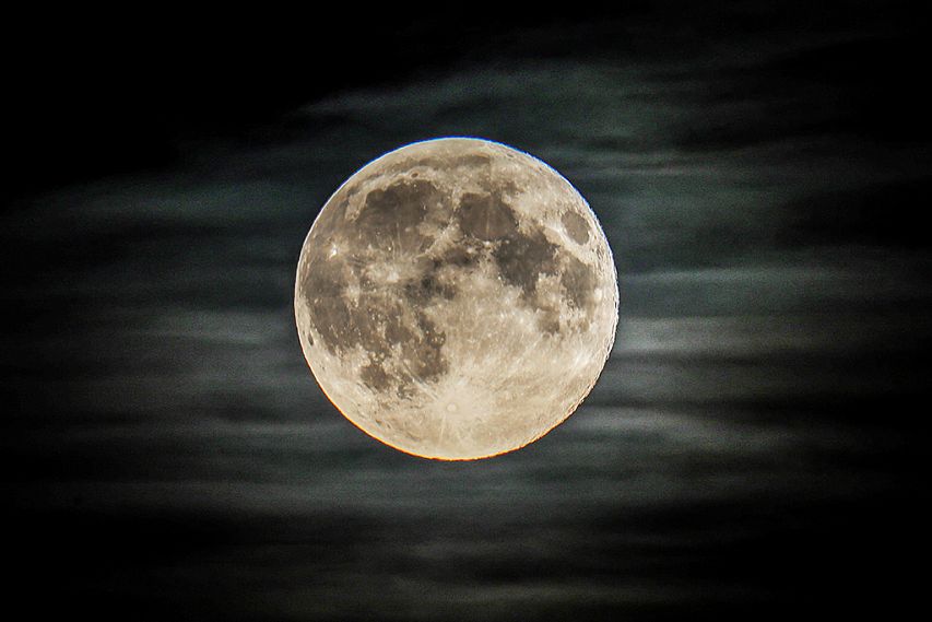 Этой ночью железногорцы смогут наблюдать самую большую Луну 2019 года