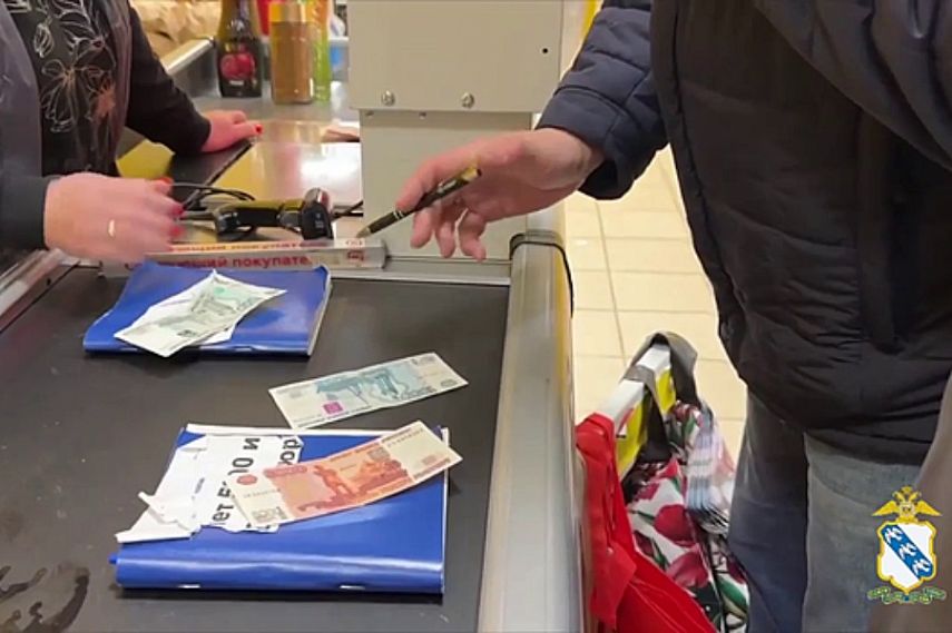 В трёх магазинах Железногорска продавцы приняли к оплате фальшивые деньги