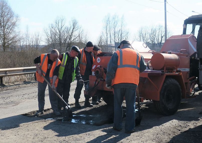 В Железногорске начался ямочный ремонт дорог