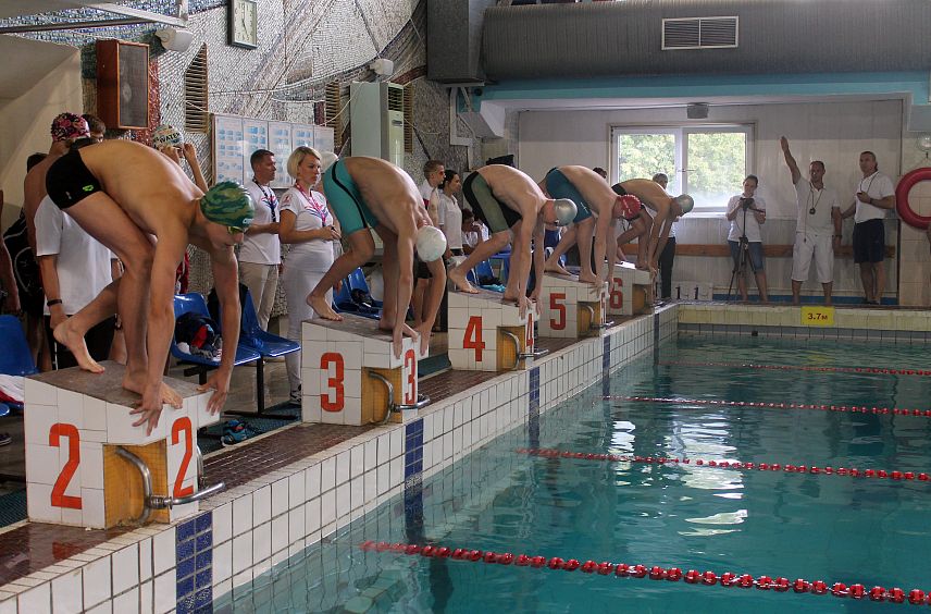 В железногорском бассейне «Нептун» проходит межрегиональный турнир по плаванию
