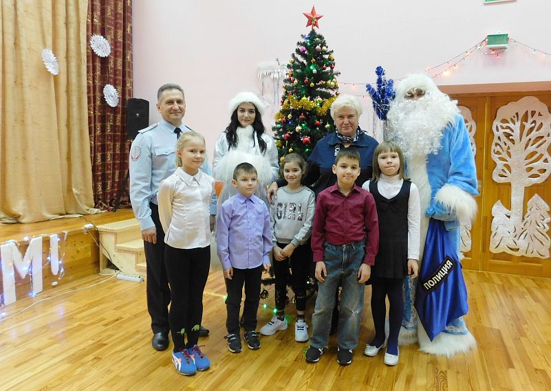 Юных железногорцев поздравил с Новым годом полицейский Дед Мороз