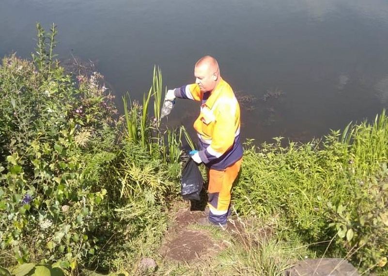 Чистые берега: работники МГОКа очистили от мусора прибрежные территории
