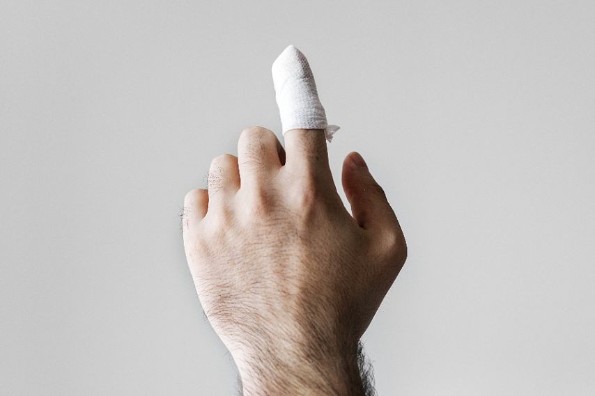 Железногорка во время ссоры откусила сожителю часть пальца 