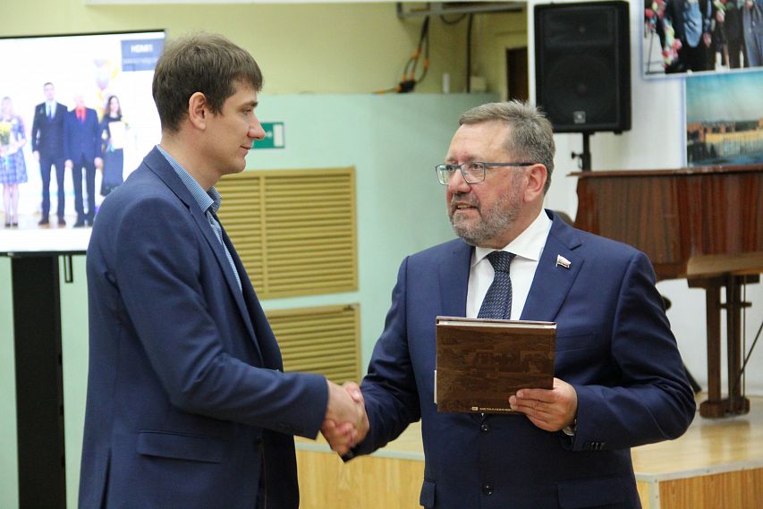 Железногорские педагоги получили премии Металлоинвеста