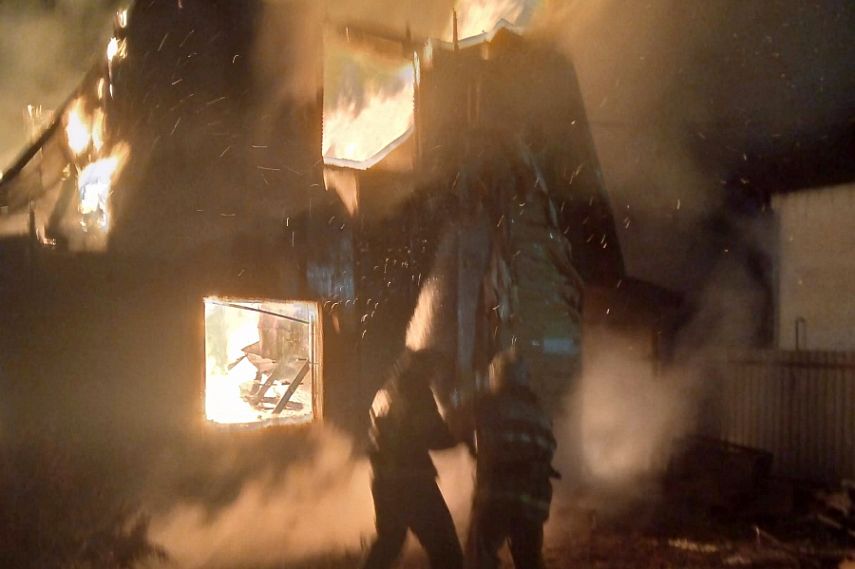 В посёлке Тепличном Железногорского района загорелся строящийся дом