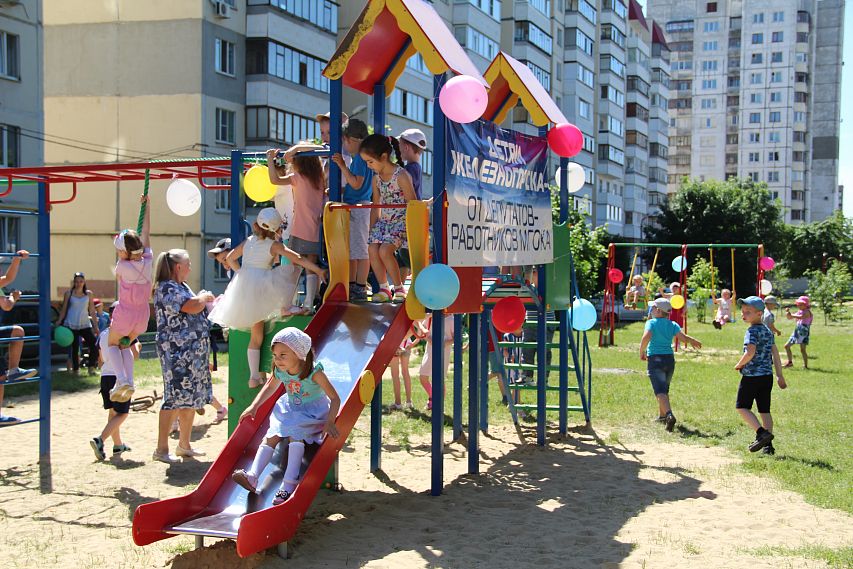 Подарок для маленьких и больших: ﻿в 14 микрорайоне Железногорска открылась новая детская площадка