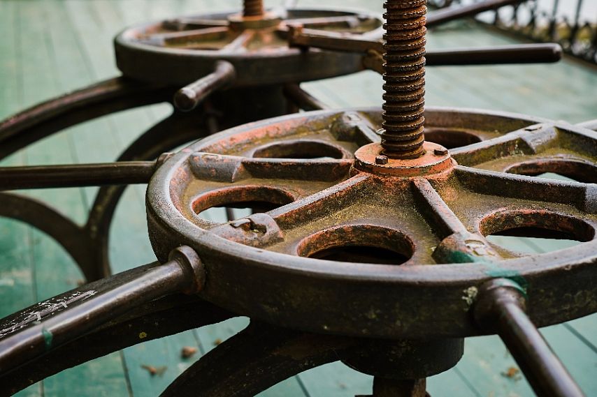 В Железногорске трое мужчин украли с предприятия металлическую деталь весом 235 кг 