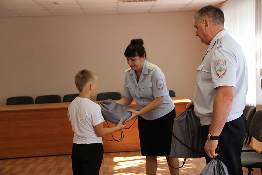 Железногорские полицейские помогли детям собраться в школу
