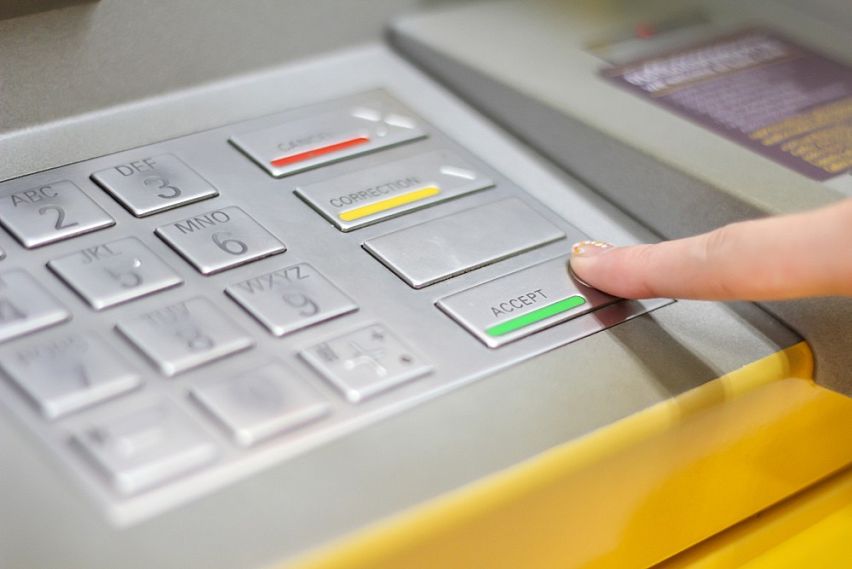 Жительница Железногорска 21 раз переводила мошенникам деньги через банкомат