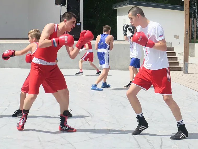 В День металлурга железногорцам предложили бокс, гири, штангу и спортивный настрой