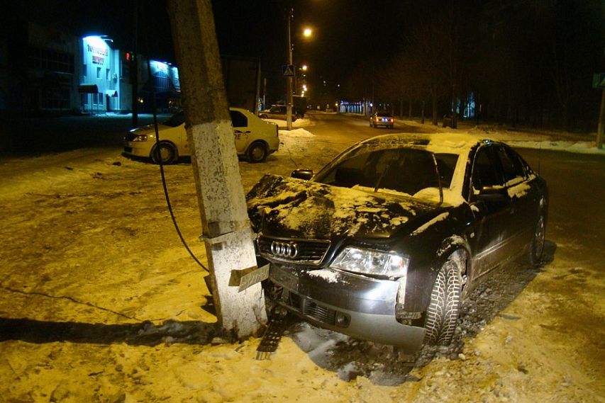 В Железногорске автомобиль врезался в столб