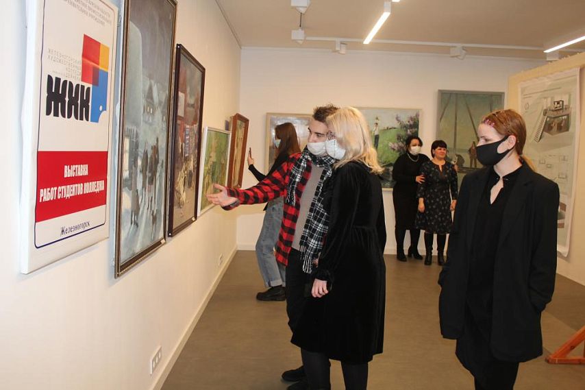 В краеведческом музее открылась ретроспективная выставка выпускных работ студентов Железногорского художественного колледжа