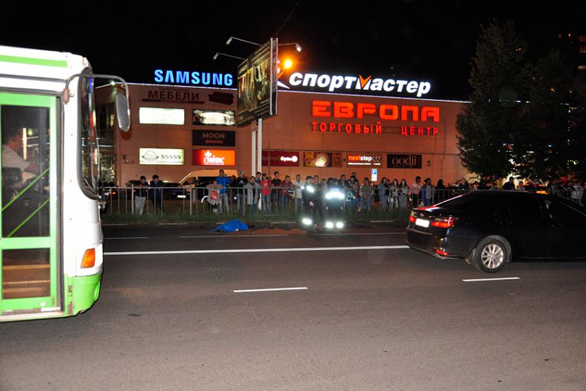 В Железногорске в центре города легковой автомобиль сбил насмерть велосипедиста