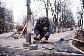 В Железногорске реконструируют аллею имени Андрея Варичева