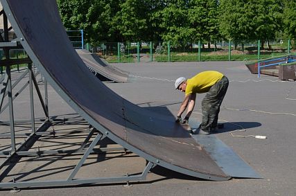 В Железногорске начали ремонтировать скейт-парк