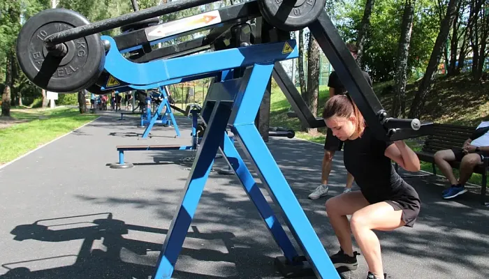 Новая площадка с уличными тренажерами открылась в парке им. Никитина в Железногорске
