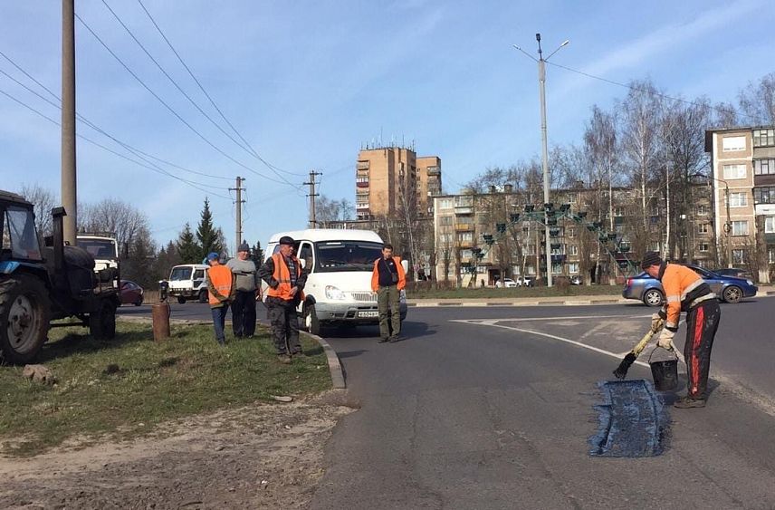 В Железногорске ведется ямочный ремонт дорог