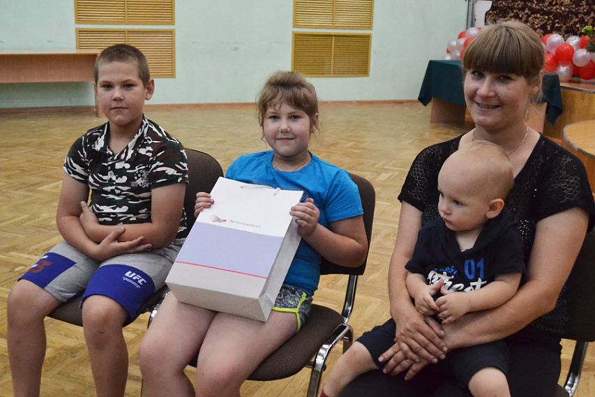 Многодетные семьи Железногорска получили от Металлоинвеста матпомощь к новому учебному году