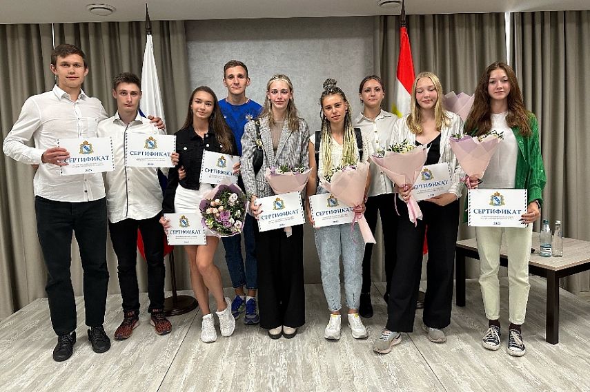 Железногорским спортсменам вручили сертификаты на получение стипендий правительства Курской области 