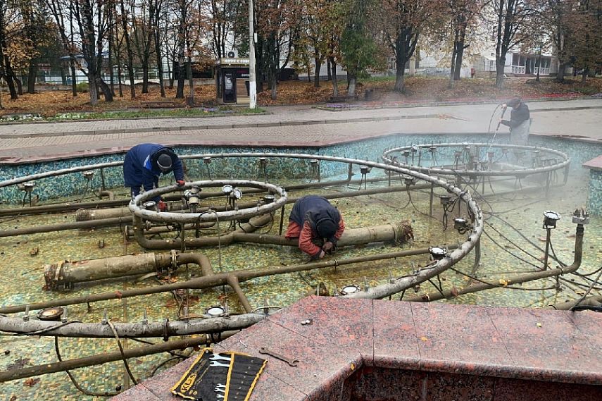 В Железногорске фонтан в городском парке им. Никитина готовят к зиме