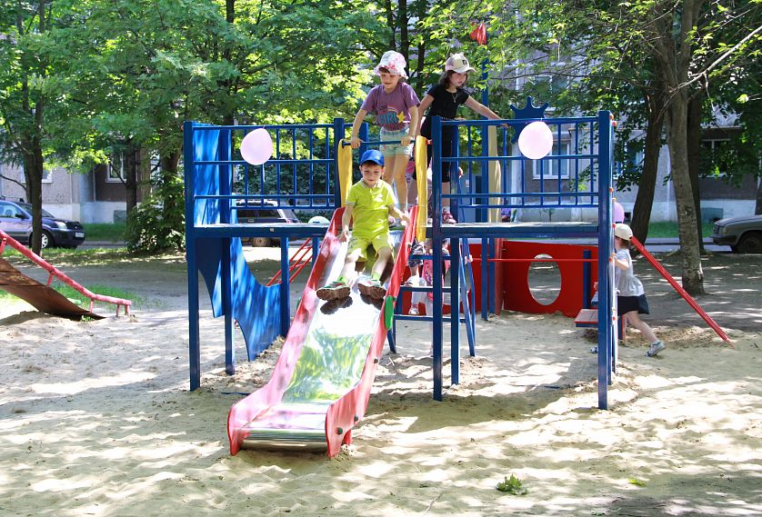 В Железногорске установили ещё одну детскую площадку
