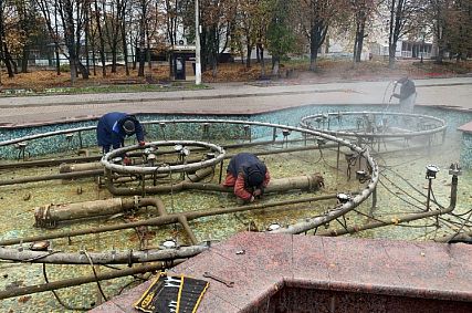 В Железногорске фонтан в городском парке им. Никитина готовят к зиме