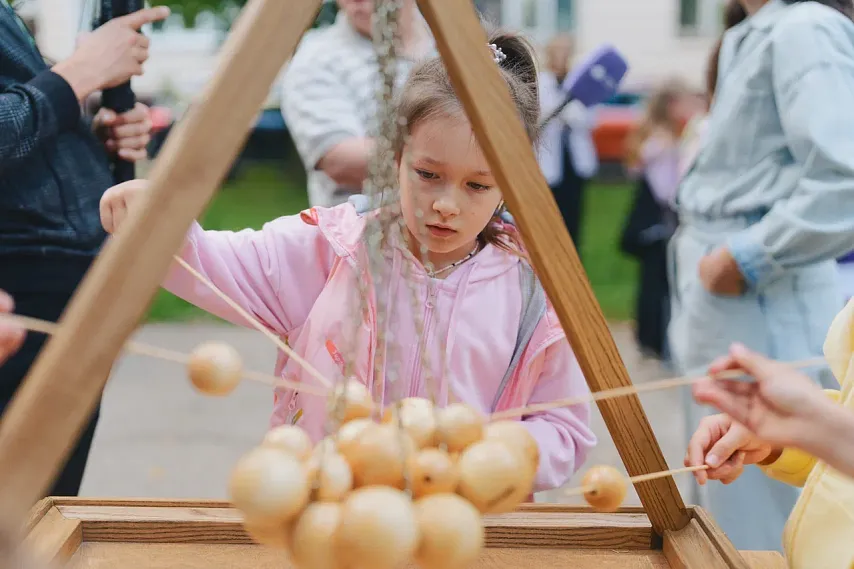Дерево против «цифры»: в Железногорске придумали, как отвлечь ребёнка от гаджета и вернуть во двор