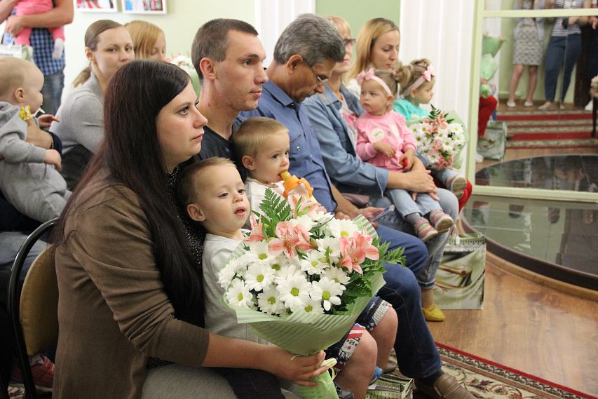 Счастье в квадрате: в Железногорске чествовали семьи с двойняшками