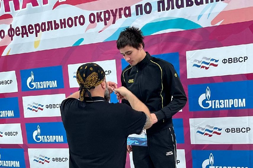 Железногорец Егор Зимин выиграл две бронзовые медали на чемпионате ЦФО по плаванию