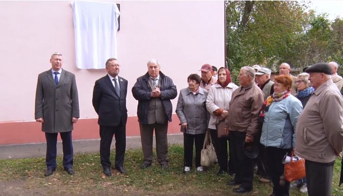В Железногорске установлена мемориальная доска в память о Николае Крикуне