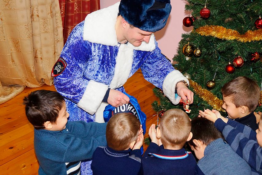 Полицейские Дед Мороз и Снегурочка пришли в гости к детям и раздали подарки