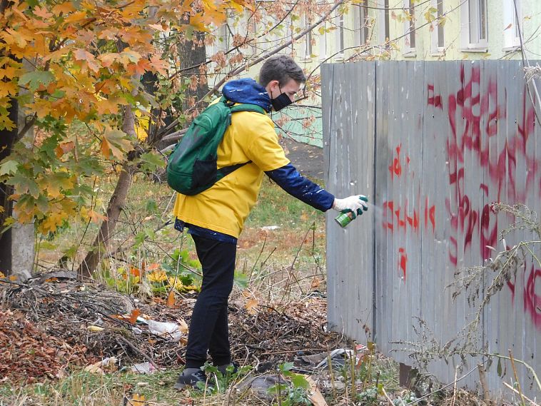 «Чистые стены»: железногорские волонтеры закрашивают наркограффити