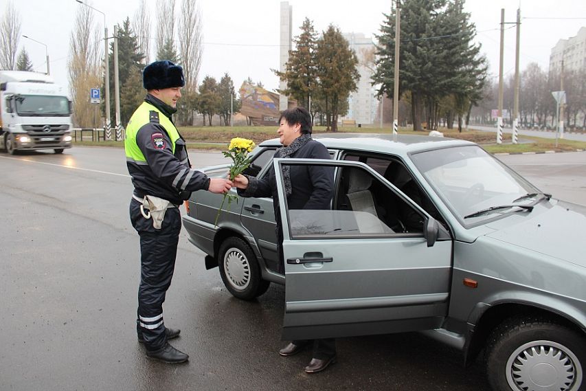 Дорожные полицейские поздравили железногорских автоледи с Днём матери