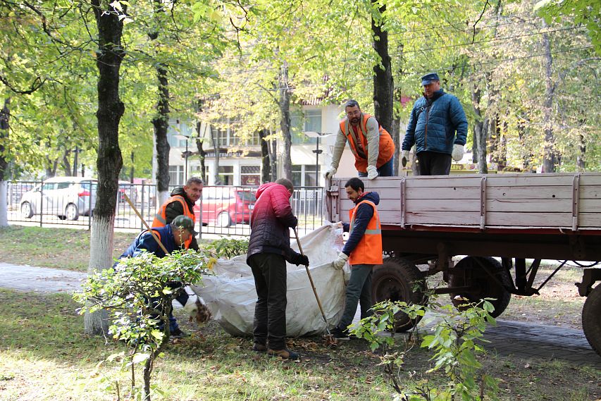Работники Михайловского ГОКа наводят чистоту на улицах Железногорска