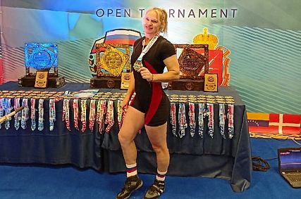 Железногорка Елена Панченко завоевала серебро на международных соревнованиях по пауэрлифтингу 