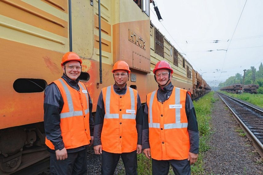 Великолепная восьмёрка: 8 машинистов электровоза трудятся вместе 8 лет