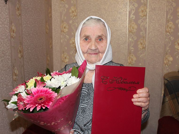 «Она у нас молодец»: жительница Железногорска Екатерина Королева отметила 90-летний юбилей