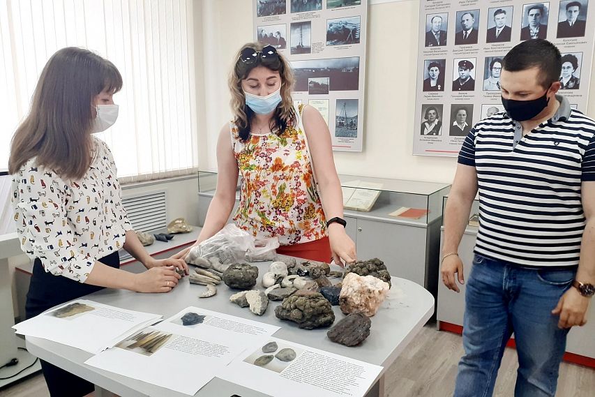 Гидрогеологи Михайловского ГОКа передали в музей уникальные находки