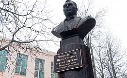 Памятник первому директору комбината Ивану Кузьмичу Митрофанову