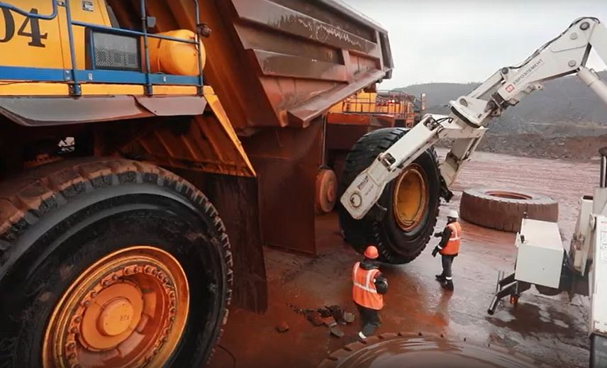 Переобуть БелАЗ: на 240-тонных самосвалах МГОКа сменили резину 