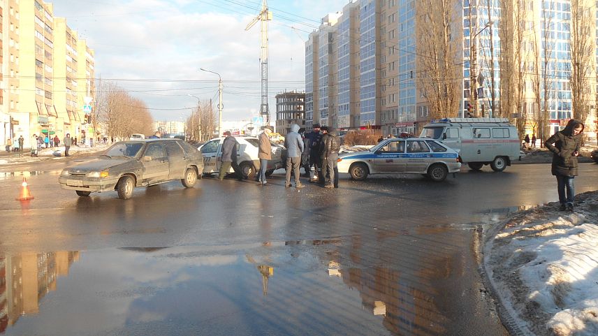 В Железногорске на центральной улице тройное автостолкновение