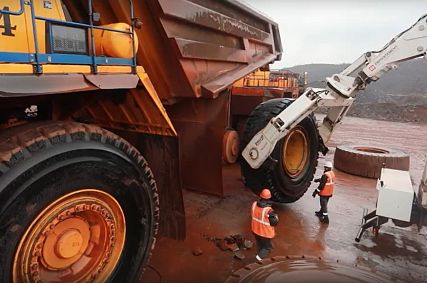Переобуть БелАЗ: на 240-тонных самосвалах МГОКа сменили резину 