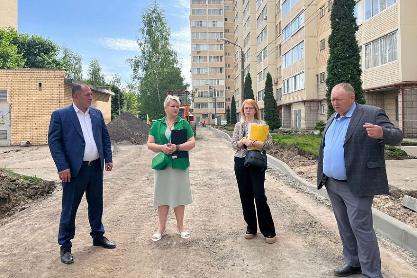 Руководитель ГКС Железногорска проверил, как идёт благоустройство дворовых территорий