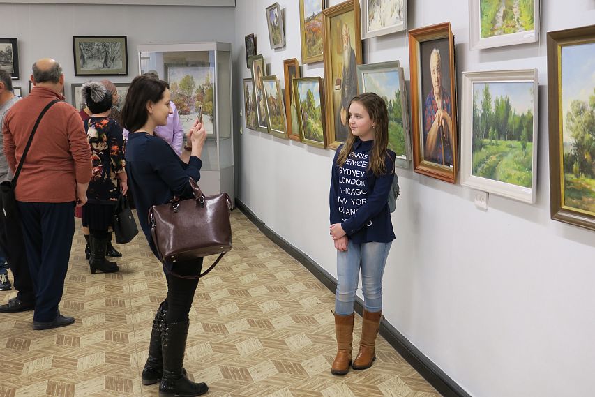 В каждой картине солнце: в краеведческом музее открылась выставка Владимира Милютина