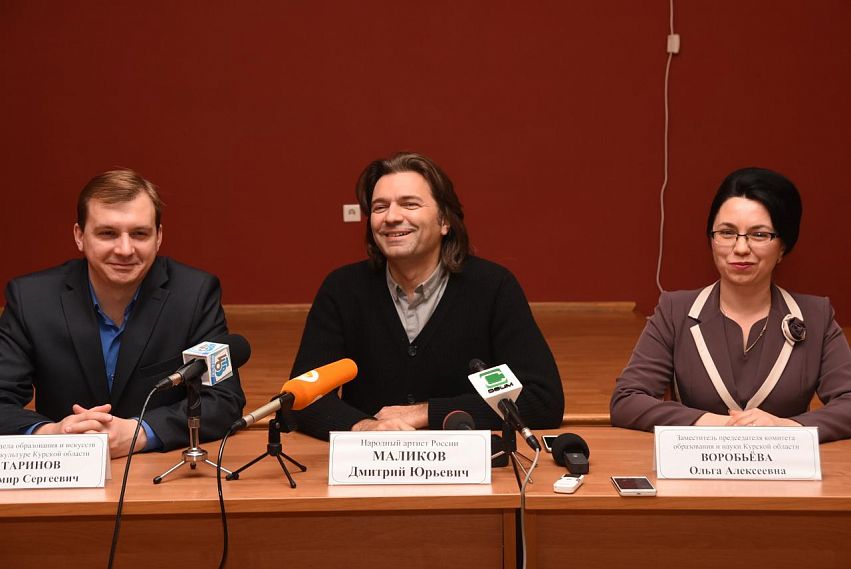Певец и композитор Дмитрий Маликов представил курянам уникальный проект «Перевернуть игру»