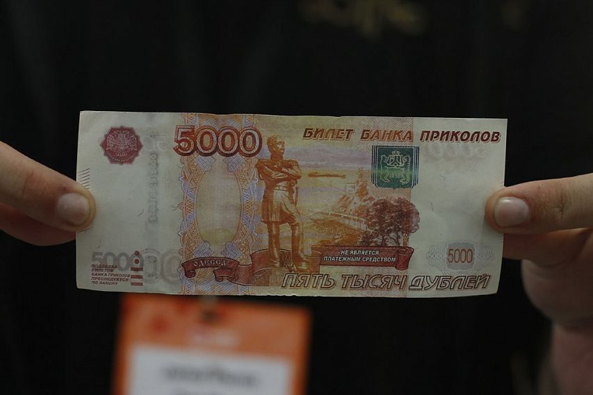 В Железногорске мошенники обманули 93-летнюю пенсионерку, подменив крупную сумму денег билетами «Банка приколов»